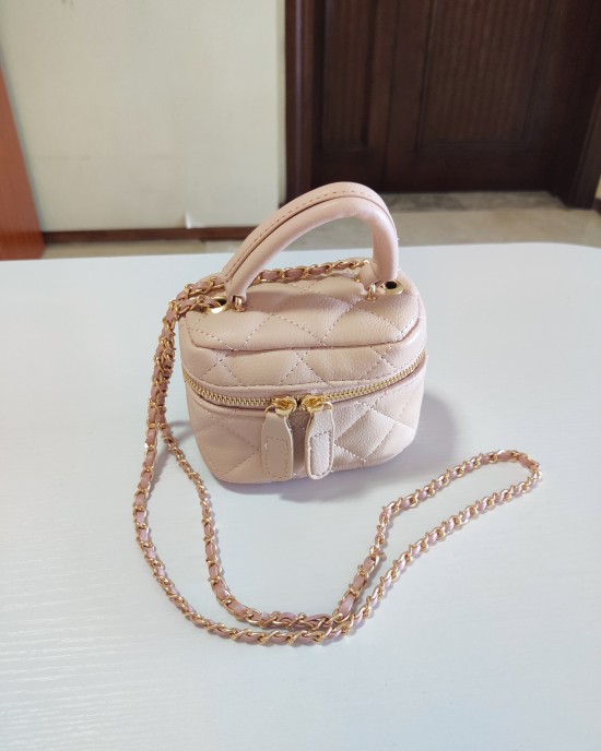 Mini Carrying Pouch with Metal Chain Mini Carrying Pouch with Metal Chain