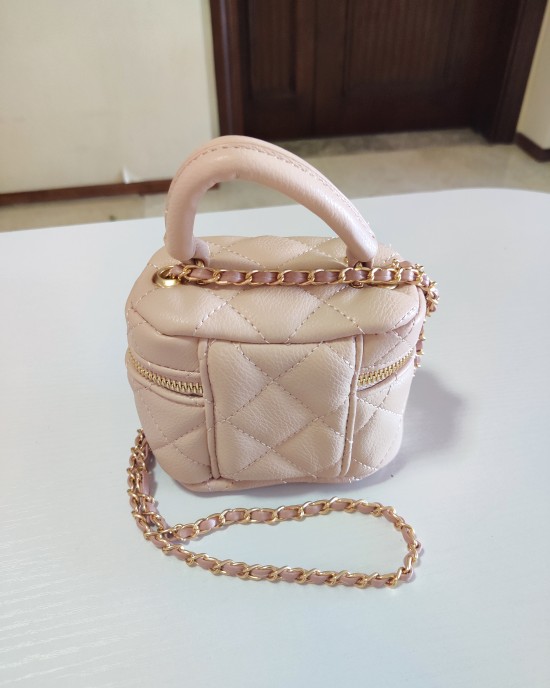 Mini Carrying Pouch with Metal Chain Mini Carrying Pouch with Metal Chain