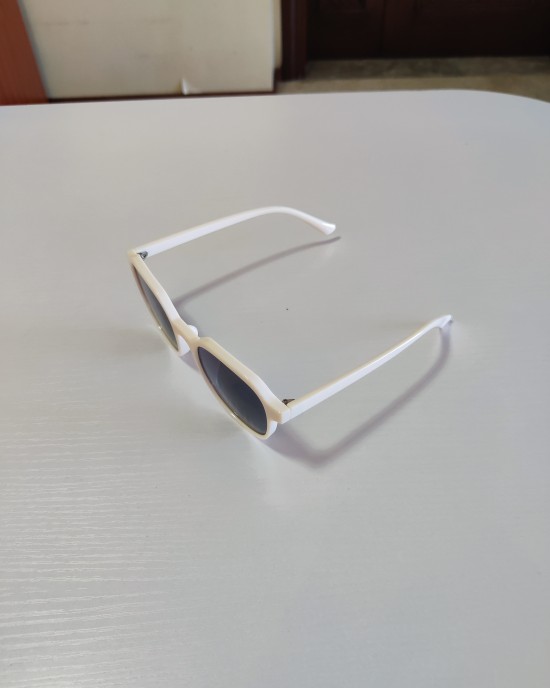 Fashionable black slimming ultra-light sunglasses Fashionable black slimming ultra-light sunglasses